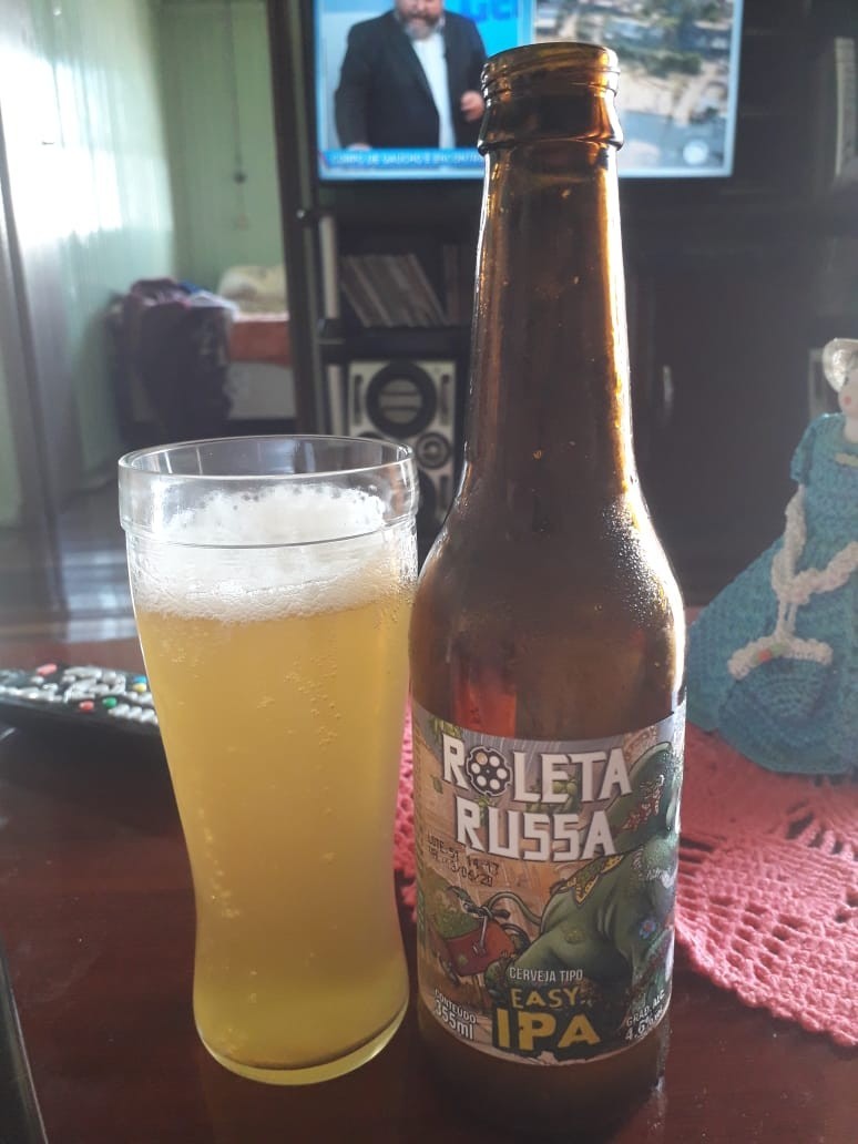 Essa é uma Easy IPA ou Session IPA da Roleta Russa, cervejaria de Campo Bom no RS. O preço é bom, a cerveja nem tanto.